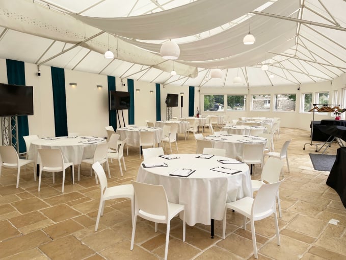 table dans le grand pavillon du domaine du petit plessis